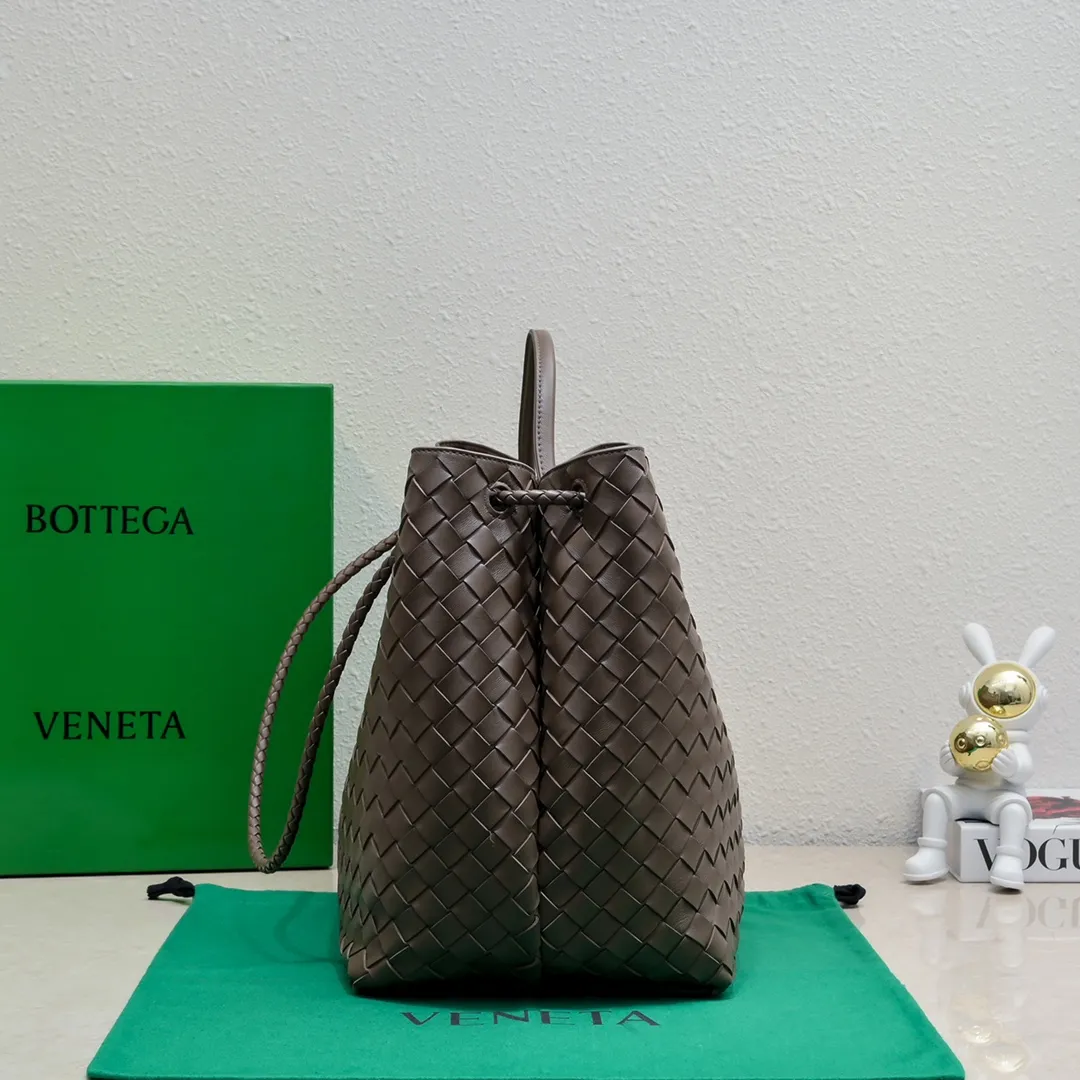 Batch 3760 #Bottega Veneta 2023 spring and summer new Andiamo handbag, many stars have the same style 🎈 Classic full-body leather weaving with golden knot buckle, stable and chic enough [satisfied] The whole body is made of Nappa sheep leather, comfortable, soft and dynamic. The sliding metal knot buckle can adjust the shoulder strap, single shoulder/handbag/crossbody, multiple carrying methods, large bag capacity, suitable for commuting/daily/traveling This bag is divided into small/medium/large sizes. There is always one that suits you, so take it with you🎀🎀 Size: 45*22*34, model: 5543#